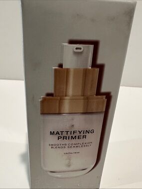 Enchante Mattifying Primer blend seamelessly to smooth your complexion.